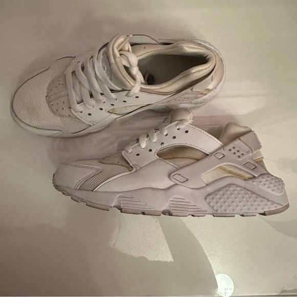 Nike Huarache White and Ivory Running Shoes - Picture 1 of 7